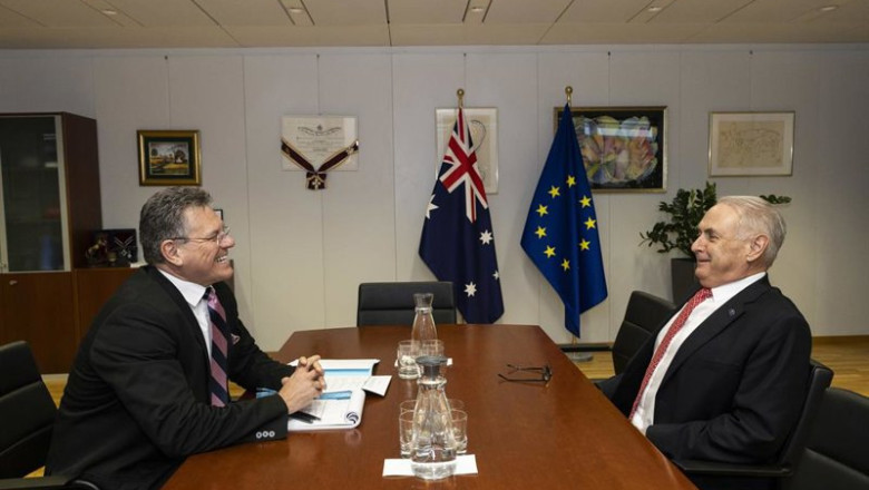 El ministro de Comercio y Turismo de Australia, Don Farrell (d) conversa con el comisario de Comercio, Maros Sefcovic, durante la ronda politica de negociación de un acuerdo de libre comercio este mes de febrero. | LUKASZ KOBUS /EUROPEAN COMMISSION ep el ministro de comercio y turismo de australia don farrell d conversa con el comisario de