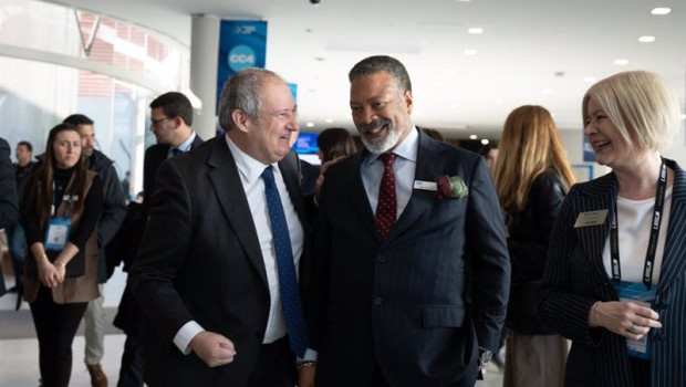 ep el ministro de industria y turismo jordi hereu junto al director general del ise mike blackman en