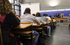 ep foto de archivo numerosas personas realizan las pruebas de acceso a correos en la facultad de