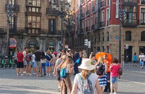 ep grupos de turistas en la plaza arriaga de bilbao