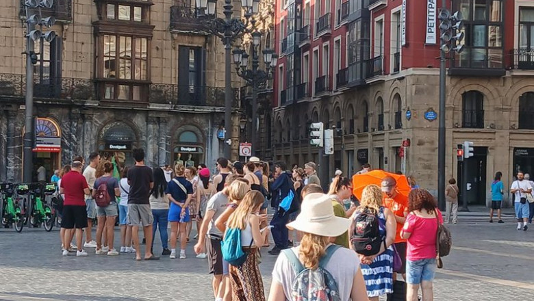 ep grupos de turistas en la plaza arriaga de bilbao