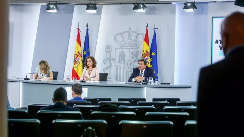 (I-D) La vicepresidenta tercera del Gobierno y ministra de Trabajo y Economía Social, Yolanda Díaz; la ministra portavoz y ministra de Hacienda, María Jesús Montero y el ministro de Inclusión, Seguridad Social y Migraciones, José Luis Escrivá, comparecen | EUROPA PRESS/R.Rubio.POOL - Europa Press ep i d la vicepresidenta tercera del gobierno y ministra de trabajo y economia social yolanda diaz