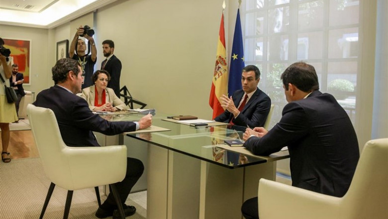 (I-D) El presidente de la CEOE, Antonio Garamendi; la ministra de Trabajo en funciones, Magdalena Valerio; el presidente del Gobierno en funciones, Pedro Sánchez, y el presidente de CEPYME, Gerardo Cuerva, durante su reunión en La Moncloa. | Ricardo Rubio - Europa Press ep i-d presidentela ceoe antonio garamendi la ministratrabajofunciones magdalena valerio presidentegobiernofunciones pedro sanchez y el presidentecepyme gerardo cuerva durantereunionla moncloa