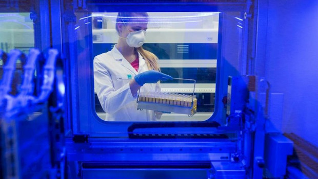 ep illustration - 27 march 2020 schleswig-holstein geesthacht an employee of the central laboratory
