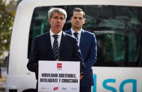 ep imagen de recurso del consejero de transportes de la comunidad de madrid angel garrido junto al