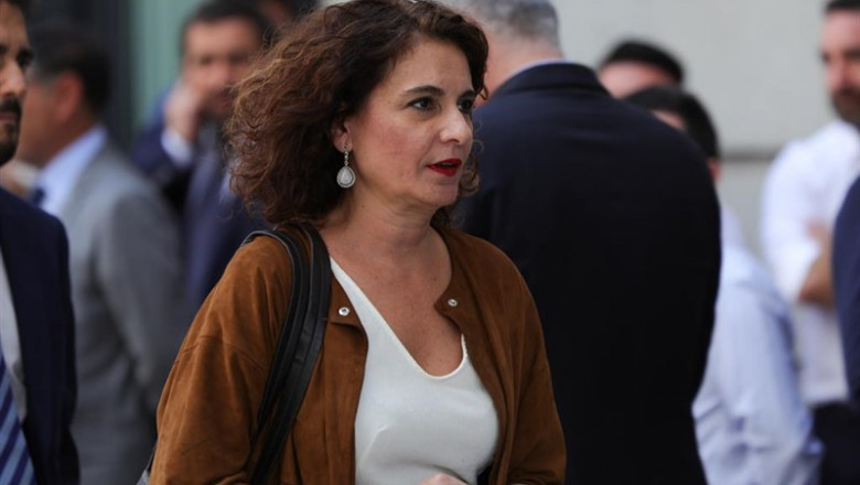 La ministra de Hacienda en funciones, María Jesús Montero, llega al Congreso los Diputados horas previas a la segunda votación para la investidura del candidato socialista a la Presidencia del Gobierno. | Jesús Hellín - Europa Press ep la ministrahaciendafunciones maria jesus montero llegacongresodiputados horas previasla segunda votacionla investiduracandidato socialistala presidenciagobierno