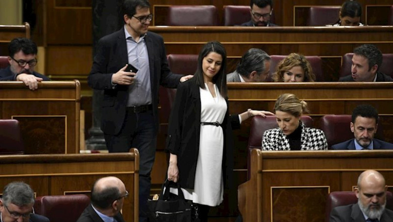 La presidenta de Ciudadanos y portavoz en el Congreso, Inés Arrimadas, junto a otros diputados de su grupo parlamentario en el hemiciclo. | Óscar Cañas - Europa Press ep la presidenta de ciudadanos y portavoz en el congreso ines arrimadas junto a otros diputados de