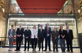 ep los asistentes al acto de presentacion ante el nuevo computador cuantico del barcelona