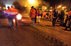 ep los trabajadores de alu iberica secundan una nueva protesta ante la fabrica