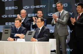 ep momento de la firma del acuerdo con el ceo de ebro pedro calef y el vicepresidente internacional