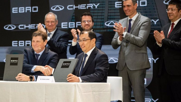 ep momento de la firma del acuerdo con el ceo de ebro pedro calef y el vicepresidente internacional