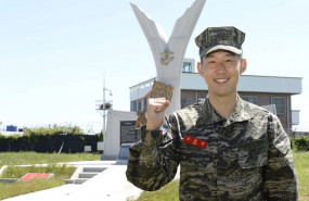 ep son heung-min posa desde la base militar donde ha realizado el servicio militar en corea del sur