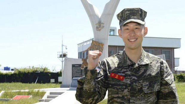 ep son heung-min posa desde la base militar donde ha realizado el servicio militar en corea del sur