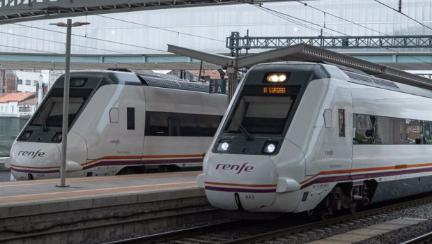 ep trenes de cercanias parados en las vias de la estacion de trenes de santiago de compostela