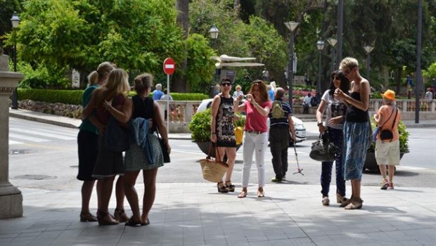 ep turistas tomandose foto paseo borne