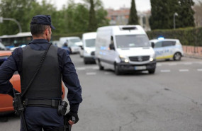 ep un agente de la policia nacional en un control policial en madrid