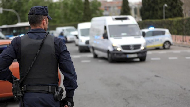 ep un agente de la policia nacional en un control policial en madrid