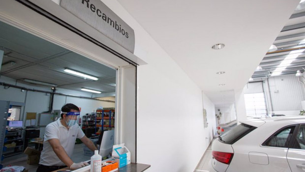 ep un empleado dentro de un concesionario