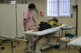 ep un fisioterapeuta practica una sesion de rehabilitacion a una mujer en el hospital virgen de la