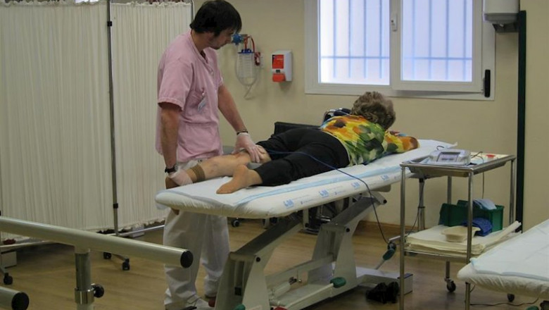 ep un fisioterapeuta practica una sesion de rehabilitacion a una mujer en el hospital virgen de la