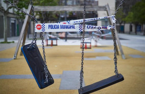 ep un parque infantil precintado por el confinamiento durante la pandemia del coronavirus