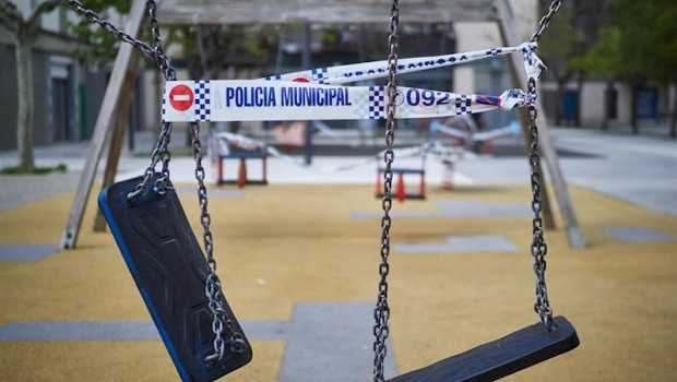 ep un parque infantil precintado por el confinamiento durante la pandemia del coronavirus