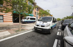 ep una ambulancia con un lazo negro en el capo pasa al lado de la residencia caser residencial alto