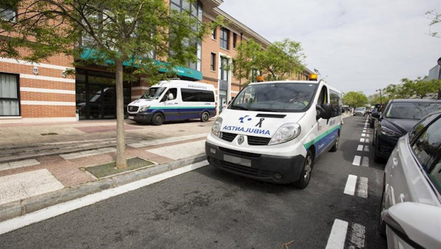 ep una ambulancia con un lazo negro en el capo pasa al lado de la residencia caser residencial alto