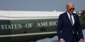 le president americain joe biden embarque a bord d air force one pour se rendre a new york depuis la base militaire d andrews 