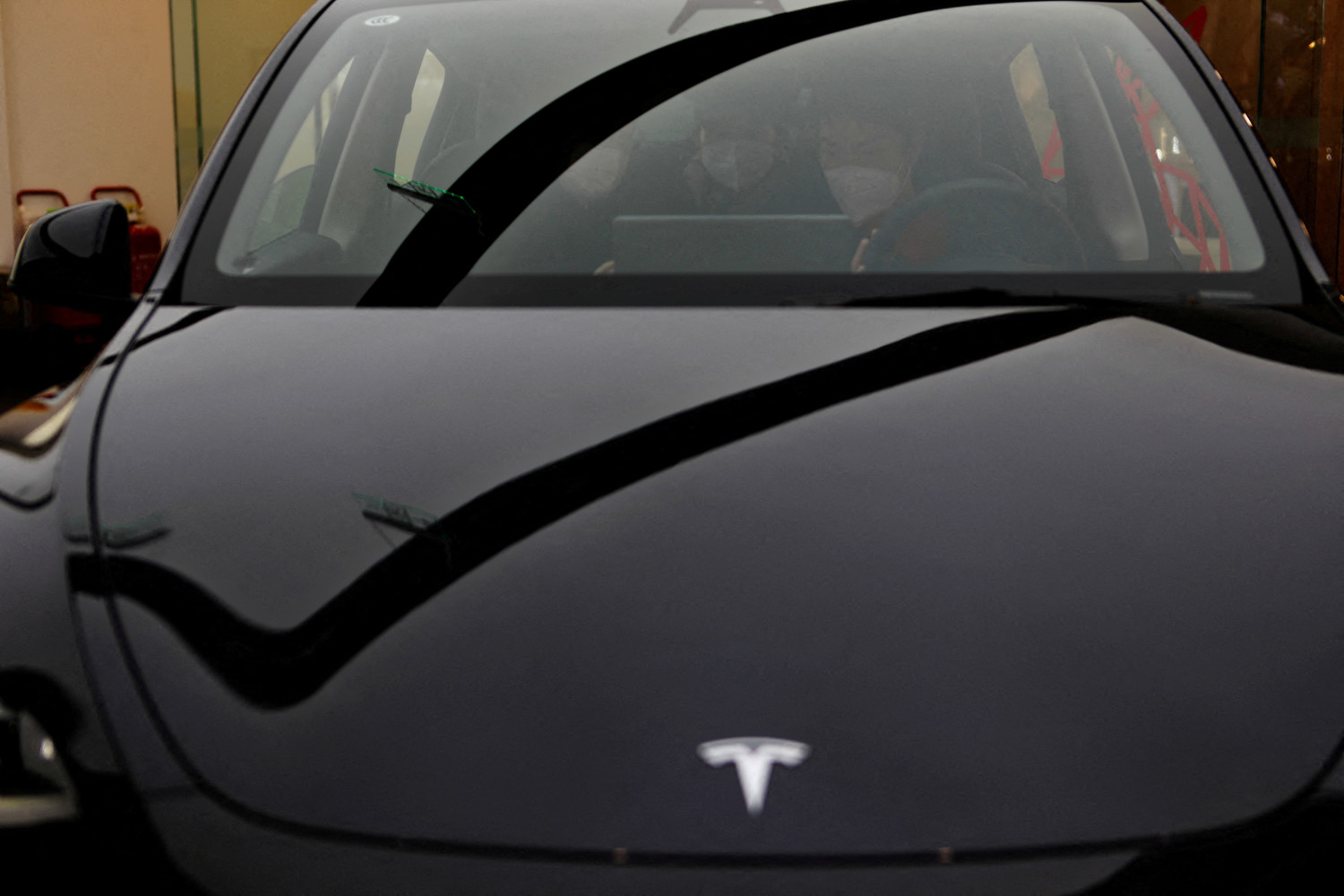 Tesla entregó 486.500 vehículos en el tercer trimestre, un 2% menos, pero supera previsiones