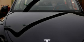 une tesla model y dans un showroom a pekin 
