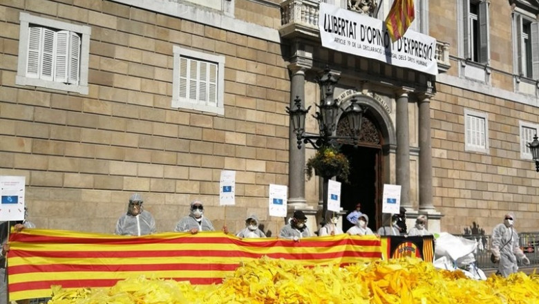 ep 28a- activistas antiindependentistas vuelcan sacoslazos amarillos frente a