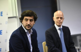ep acompanado del director de esade madrid mario lara d ell economista y exdiputado de ciudadanos