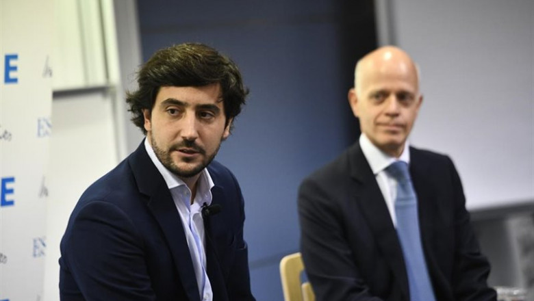 Acompañado del director de Esade Madrid, Mario Lara (d), ell economista y exdiputado de Ciudadanos Toni Roldán (i) comenta en una rueda de prensa su incorporación a Esade y las principales líneas estratégicas y áreas de actuación del nuevo think tank que | Óscar Cañas - Europa Press ep acompanado del director de esade madrid mario lara d ell economista y exdiputado de ciudadanos