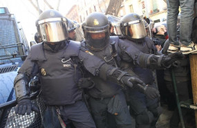 ep agentes antidisturbios de la policia nacional intentan contener en las inmediaciones de la calle