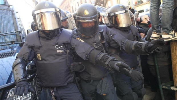 ep agentes antidisturbios de la policia nacional intentan contener en las inmediaciones de la calle