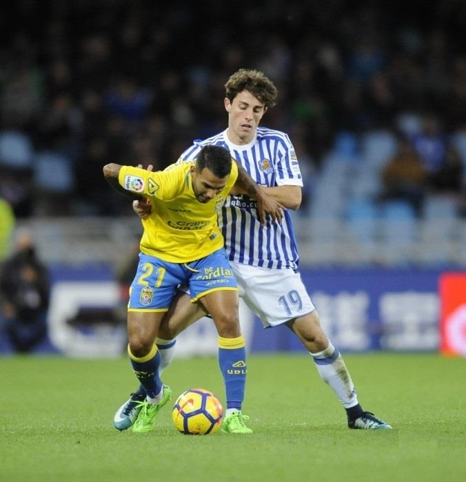 Álvaro Odriozola pelea un balón con Jonathan Viera | LALIGA ep alvaro odriozola peleabalonjonathan viera