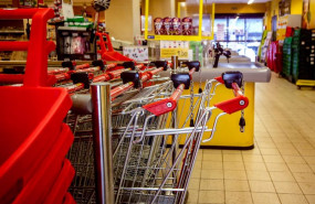 ep archivo   carros de la compra en un supermercado de madrid