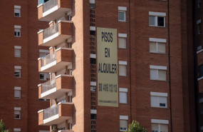ep archivo cartel de alquiler de viviendas en un edificio ep archivo cartel de alquiler de viviendas en un edificio