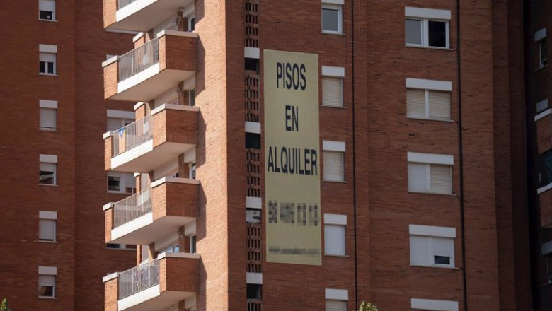 ep archivo cartel de alquiler de viviendas en un edificio ep archivo cartel de alquiler de viviendas en un edificio