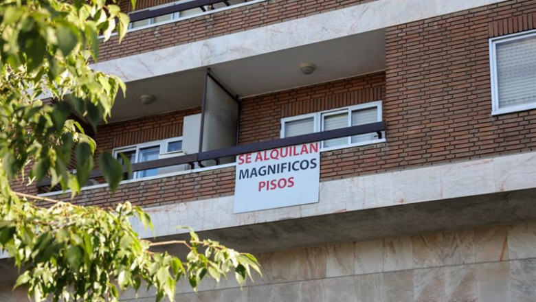 ep archivo cartel de pisos en alquiler en un edificio de madrid ep archivo cartel de pisos en alquiler en un edificio de madrid