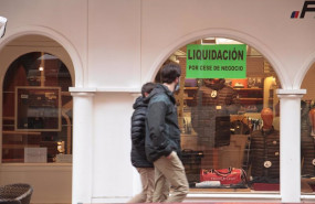 ep archivo dos personas pasan por delante de un establecimiento en liquidacion ep archivo dos personas pasan por delante de un establecimiento en liquidacion
