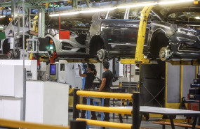 ep archivo   dos trabajadores en una planta de fabricacion de automoviles