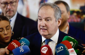 ep archivo   el ministro de industria y turismo jordi hereu atiende a los medios durante la visita a