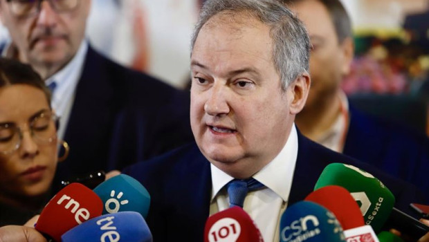 ep archivo   el ministro de industria y turismo jordi hereu atiende a los medios durante la visita a