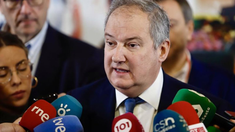 ep archivo el ministro de industria y turismo jordi hereu atiende a los medios durante la visita a ep archivo el ministro de industria y turismo jordi hereu atiende a los medios durante la visita a