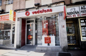 ep archivo   imagen de una tienda de la compania telefonica vodafone en madrid