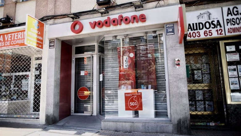 ep archivo   imagen de una tienda de la compania telefonica vodafone en madrid