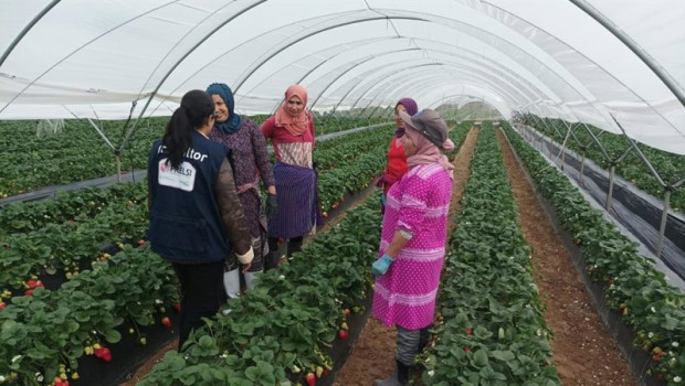 ep archivo   miembro del prelsi en una visita a temporeras de la campana agricola de huelva