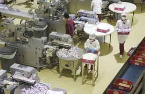 ep archivo   mujeres y hombres trabajando en una fabrica